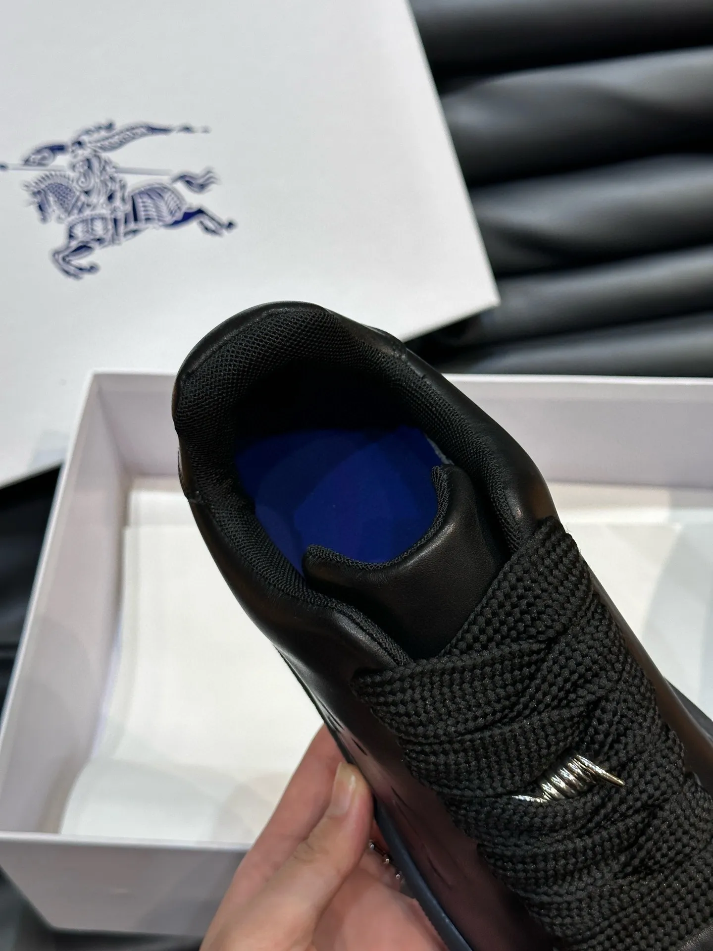 Factory price: 500💰Burberry Box series👫Thick-soled casual sports shoes for couples, cool sneakers and bread shoes, purchased and developed from the original version, the top version of the Box series sports shoes, made of original plaid/knitted fabric, embellished with embossed Equestrian Knight logo (EKD). Made of mesh lining, the laces are decorated with metal coils, the rubber sole is decorated with the Burberry letter logo, and the original molded 3.5CM two-color T men's shoe 💰U outsole! Code number: 35-45 (35-45 customized)